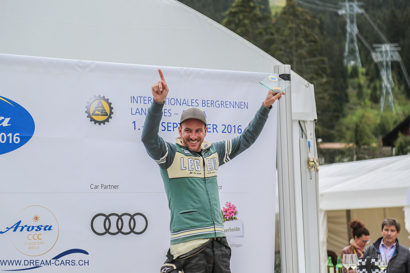 Arosa ClassicCar 2016 Thomas Amweg freut sich über seinen Sieg und den neuen Streckenrekord