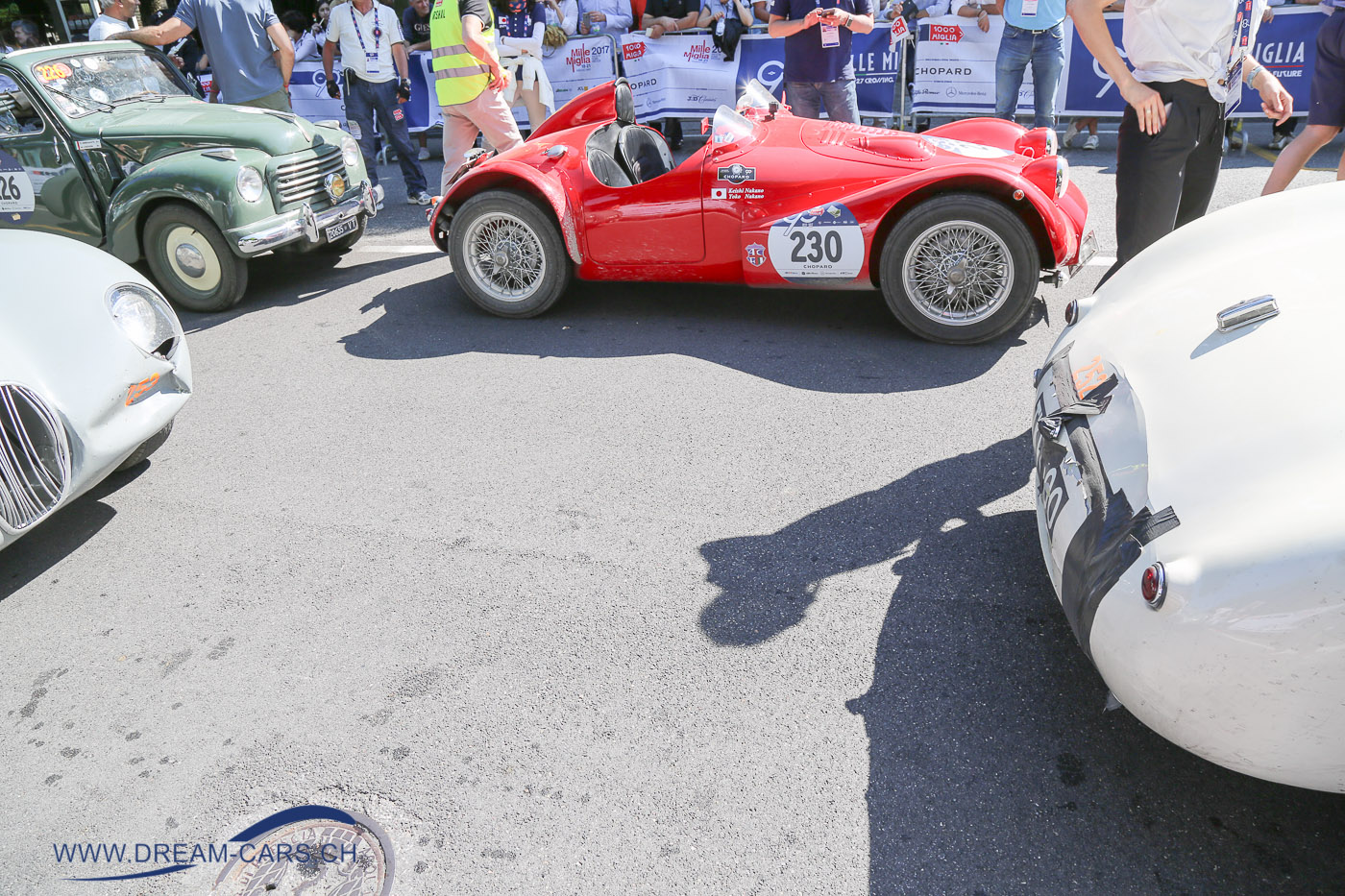 Mille Miglia 2017, 4. Tag, Etappe Parma - Brescia. Zwei Jaguar C-Type. Spuren einer leichten Kollision