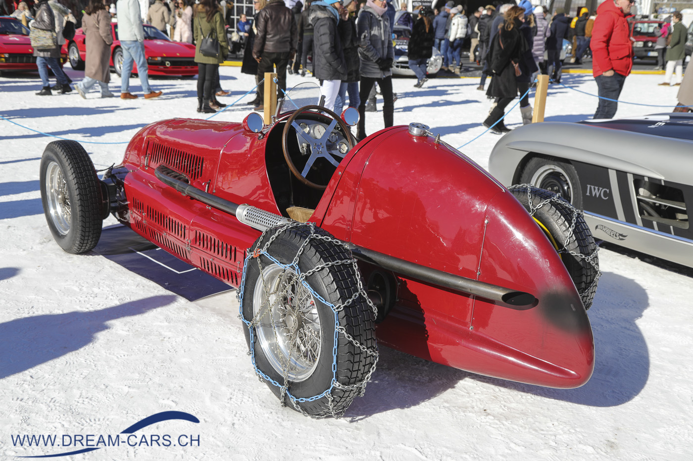 THE ICE, St. Moritz, 26. Februar 2022. Trotz Schneeketten sicher nicht das idealste Auto für den Winter