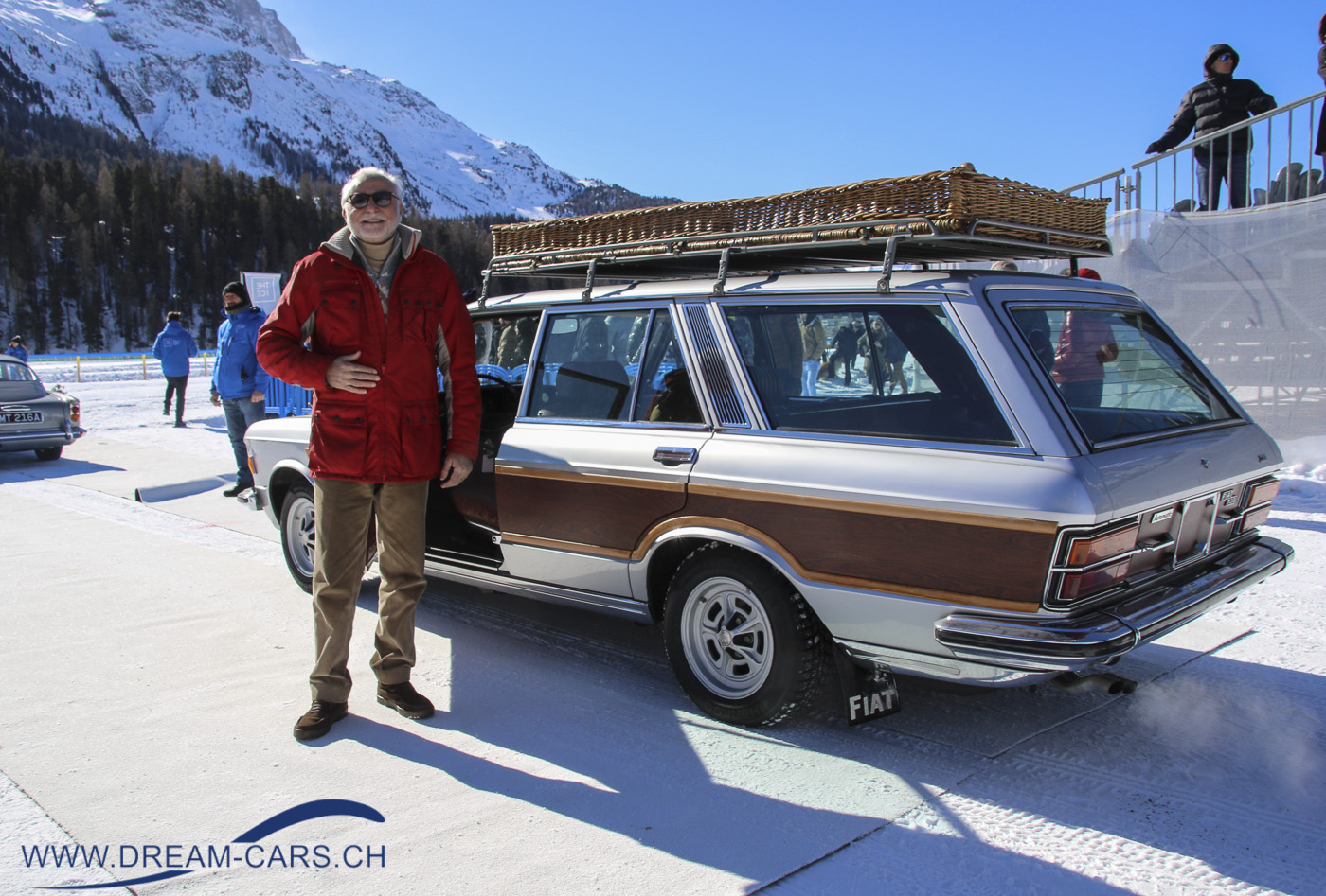 THE ICE, St. Moritz, 26. Februar 2022. Der bekannte italienische Sammler Corrado Lopresto vor seinem Fiat 130 'Villa d'Este' Introzzi