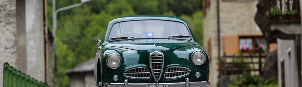 7. Passione Engadina, 24. - 26. August 2018. Ein Alfa Romeo 1900 C Touring von 1952 bei der Durchfahrt in Cimaganda (IT)